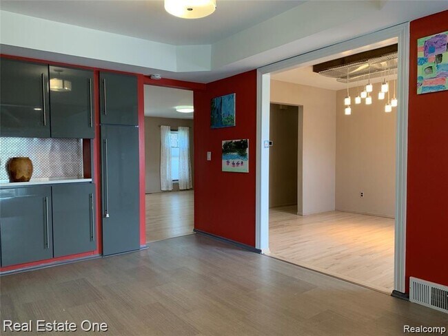 Foto del edificio - 5051 Falmouth Dr