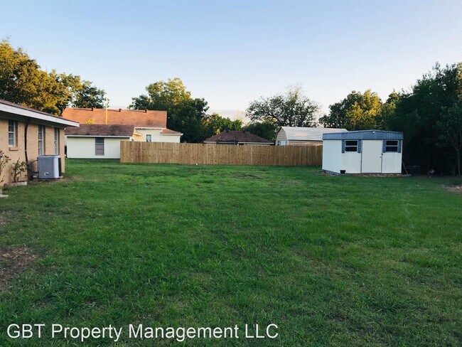 Building Photo - 2 br, 1 bath House - 104 S. Runnels Ave