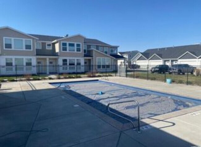 Foto del edificio - Charming 2BR Townhome in Logan