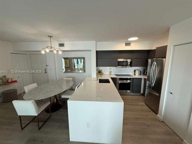 Building Photo - 1155 Brickell Bay Dr