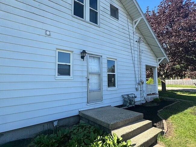 Building Photo - 3220 Wayburn Ave SW