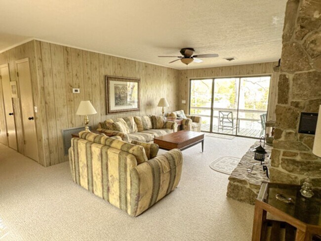 Foto del edificio - *Rare Find* Spacious St. George Lakefront ...