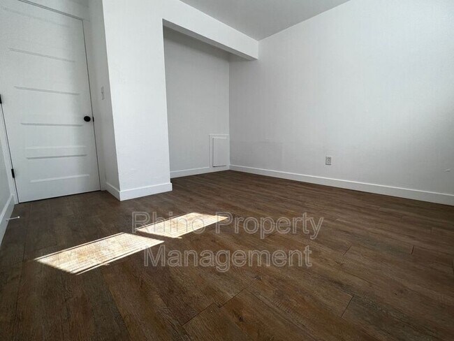 Foto del edificio - 548 N Redwood Rd