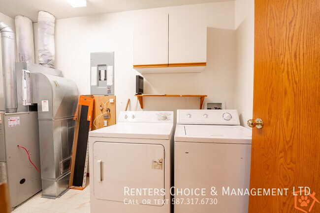 Building Photo - Single Story Unit with Lawn Care Included Ideal for Senior Living