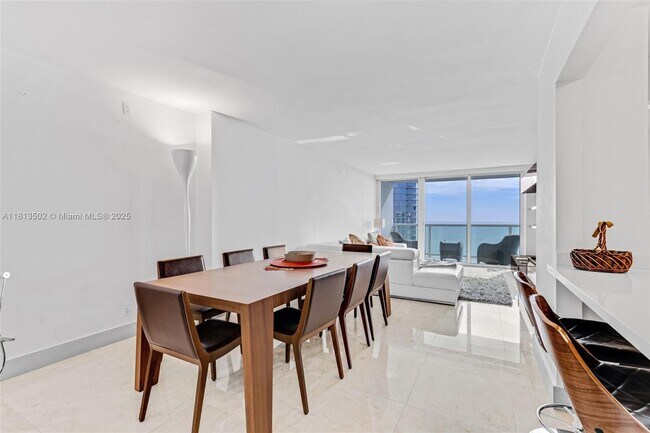 Foto del edificio - 100 Bayview Dr