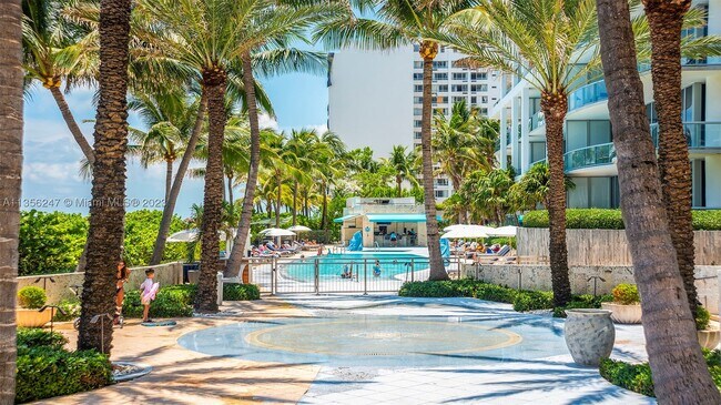 Foto del edificio - 6801 Collins Ave