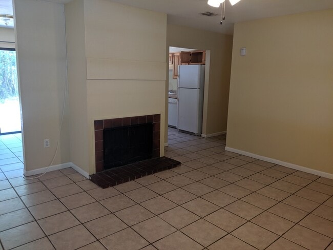 Building Photo - 4-bedroom, 2-bath home on University Ave next to UF