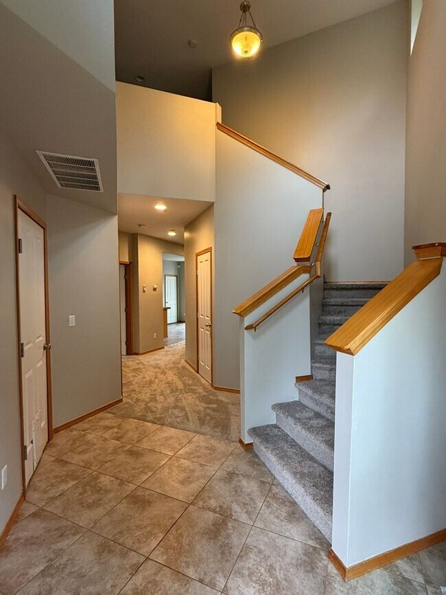 Building Photo - 5Bd/2.5Ba Maple Valley House