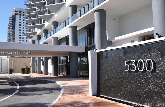 Foto del edificio - 5300 Paseo Blvd