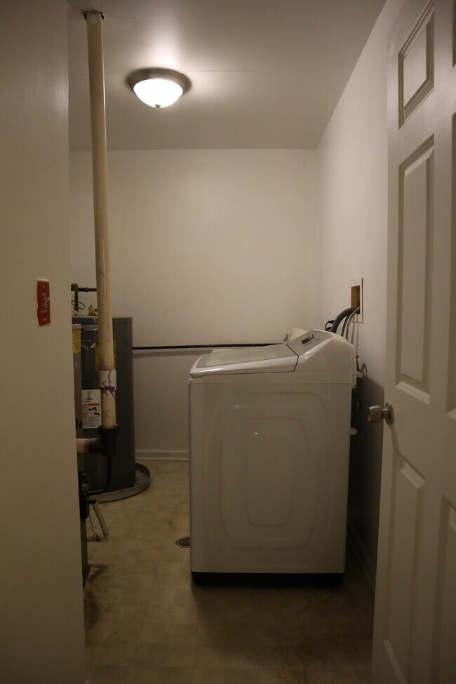 Laundry Room - 685 S 19th St