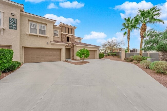 Building Photo - SHOWINGS AVAILABLE NOW