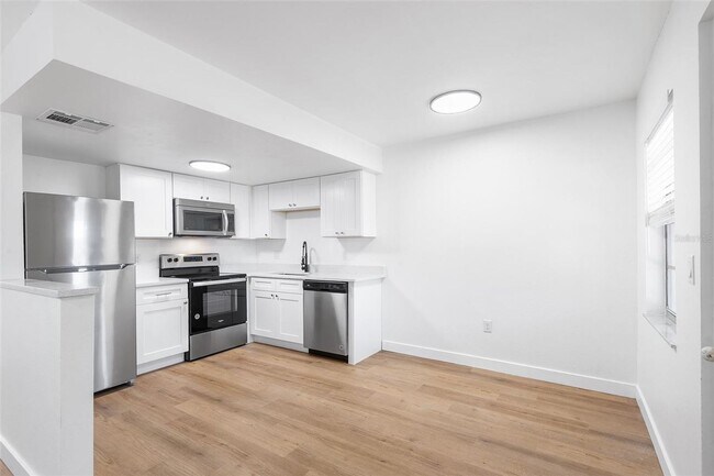 Building Photo - ONE BEDROOM APARTMENT AVAILABLE!