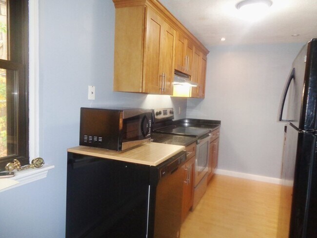Building Photo - 2 Town House Ln