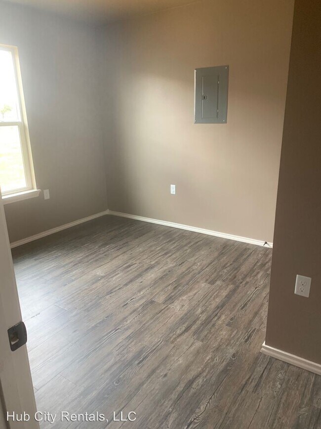 Building Photo - 3 br, 1 bath Apartment - 2809 East 2nd Street