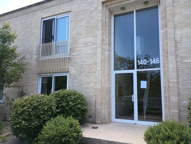 Building Photo - 140 Green Bay Rd