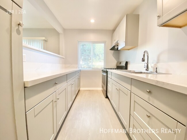 Building Photo - 825 Westbourne Dr