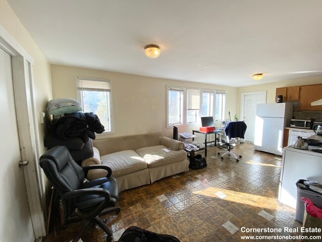 Building Photo - 33 Lawn St