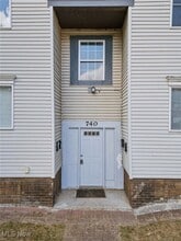 Building Photo - 740 Fern St