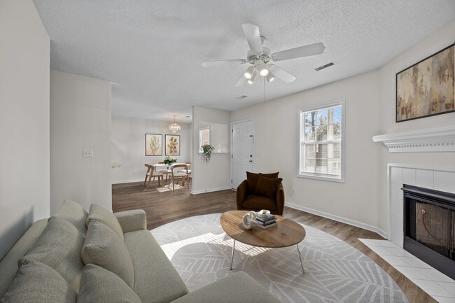 La puesta en escena se ha mejorado con muebles generados por IA. - Spring Lake Apartments