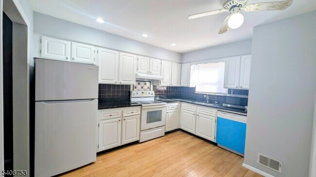 Foto del edificio - 104 Bluebird Dr