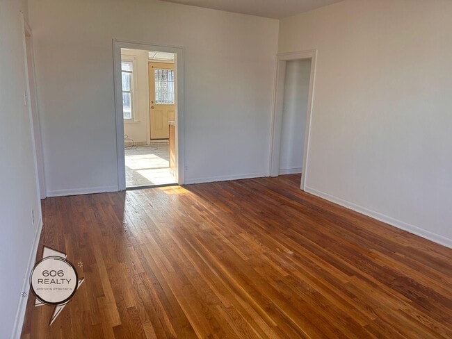 Building Photo - Spacious updated 6 Corners Apartments!