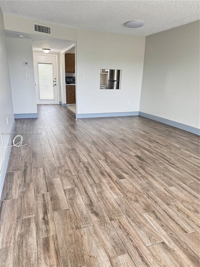 Foto del edificio - 8515 Sunrise Lakes Blvd