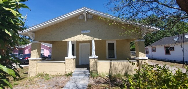 Building Photo - Jackson Heights 3/1 House- Ready Now!