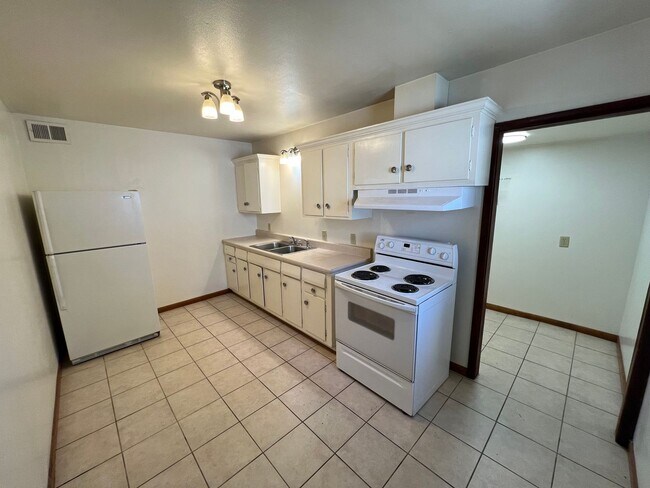 Building Photo - 4 bedroom, 2 full bath, with 2 family rooms