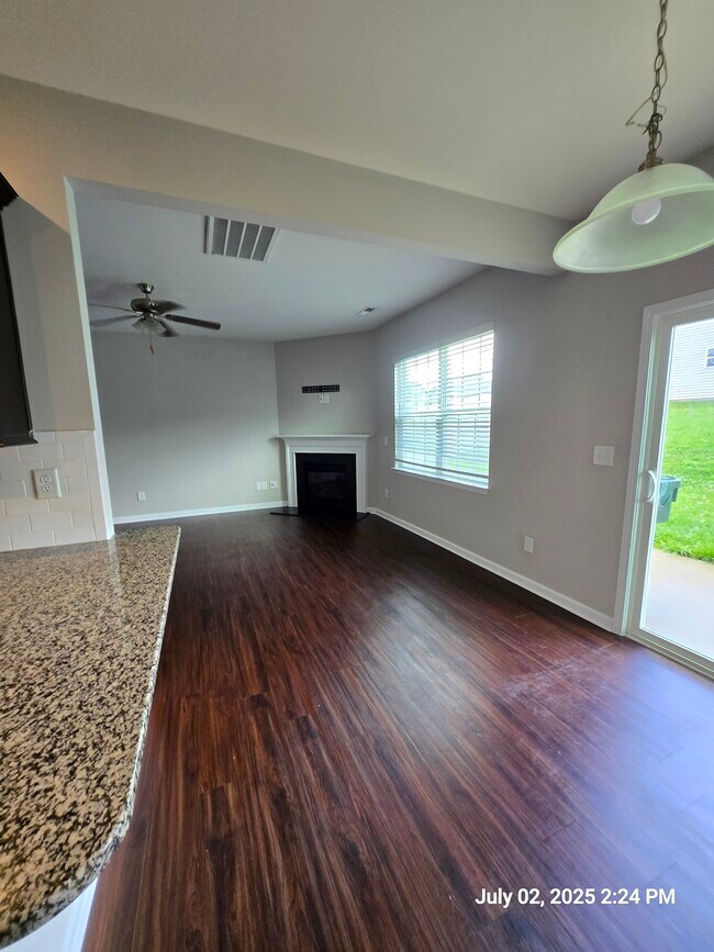 Foto del edificio - 284 Sapphire Rd