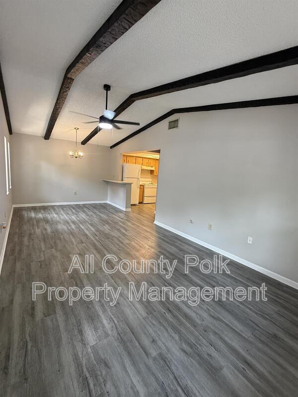 Foto del edificio - 1640 Crystal Park Cir