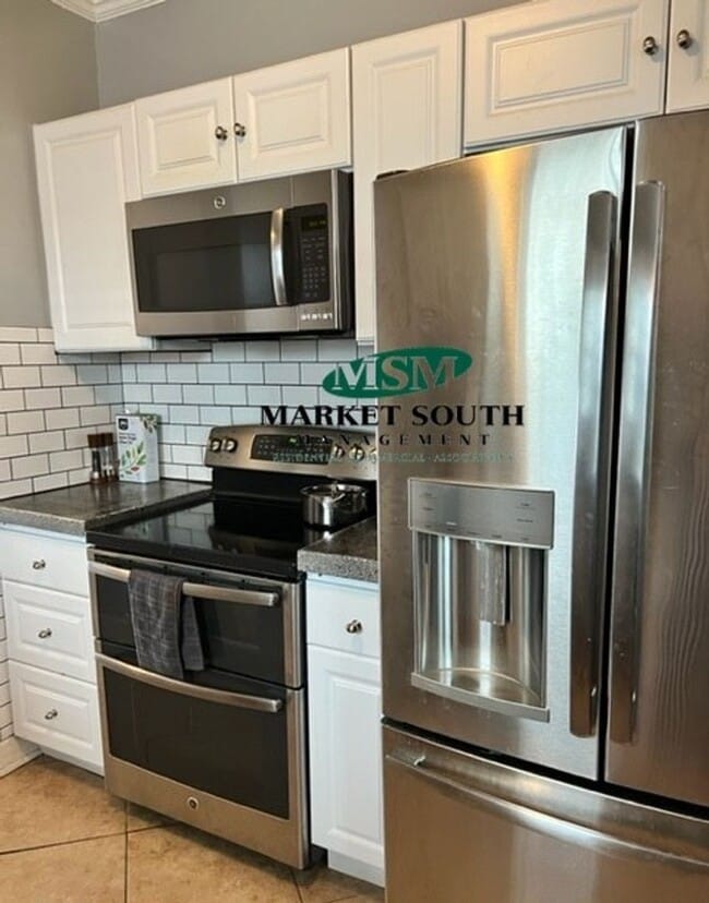 Building Photo - **APPLICATION PENDING**ADORABLE RENOVATED ...