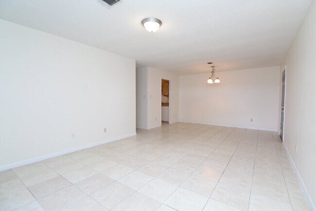 Foto del edificio - Charming 2 Bedroom Rental in Pace, FL with a Spacious Layout and Prime Location!