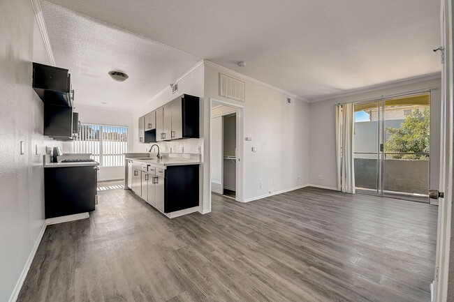 Interior Photo - 14900 Moorpark Street