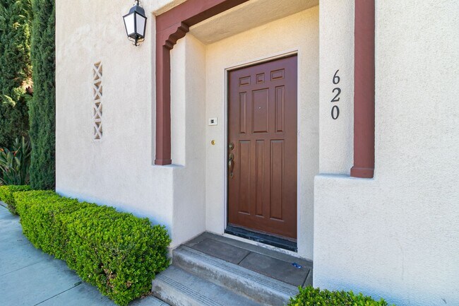 Foto del edificio - Multi-level Spanish Mission Style 3 Bed 2.5 Bath in Pasadena!