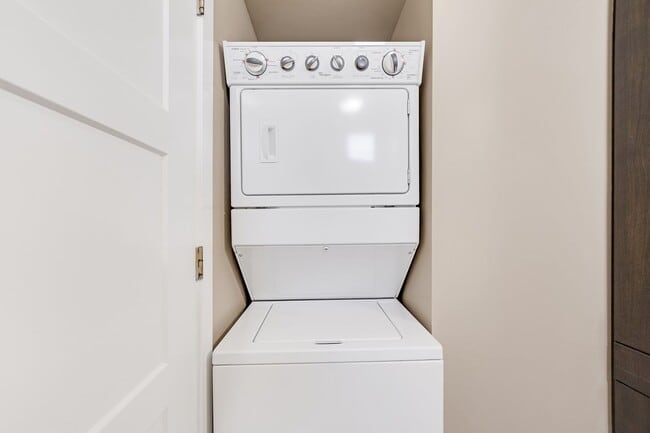 Building Photo - 2 Bedroom, 1 Bath Available!