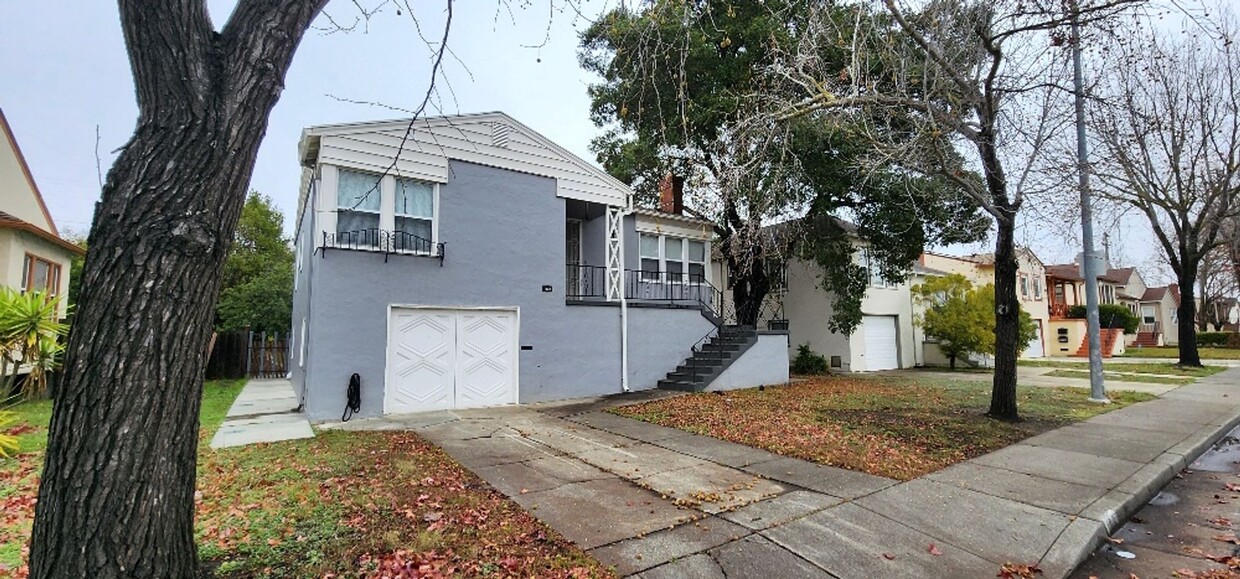 Foto principal - Stunning 3 Bedroom 2 Full Bath Home with G...