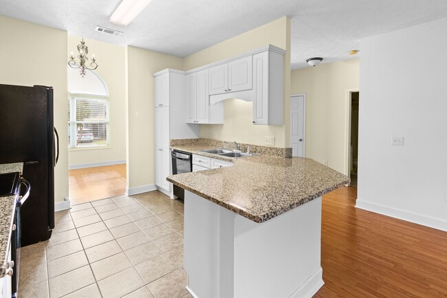 Building Photo - 3/2, fenced in backyard, heart of Auburn!