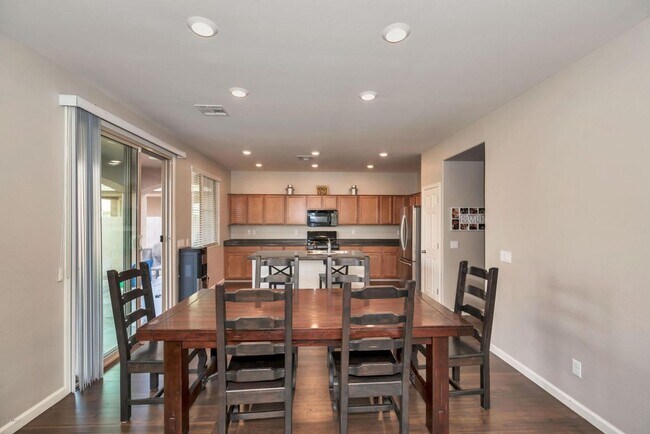 Foto del edificio - Spacious 5 Bedroom Home in Beautiful Chand...