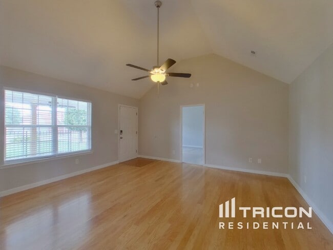 Building Photo - 2108 Montgomery Ln