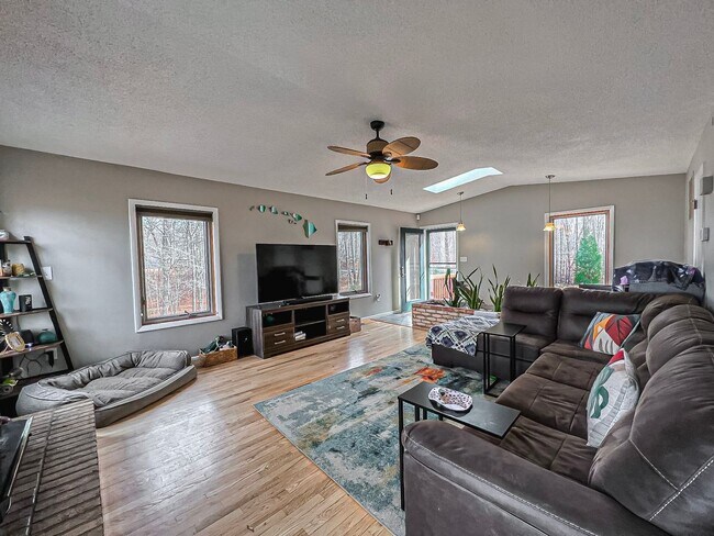 Foto del edificio - Outstanding 3 Bed 3 Bath Riverfront Home w...