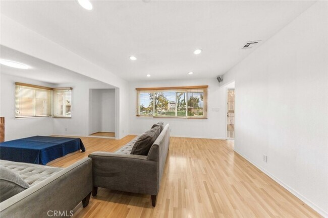 Foto del edificio - 12329 Burton St