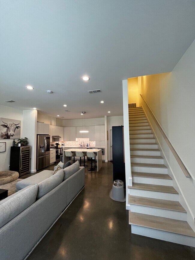 Building Photo - 463 Frontline Cove