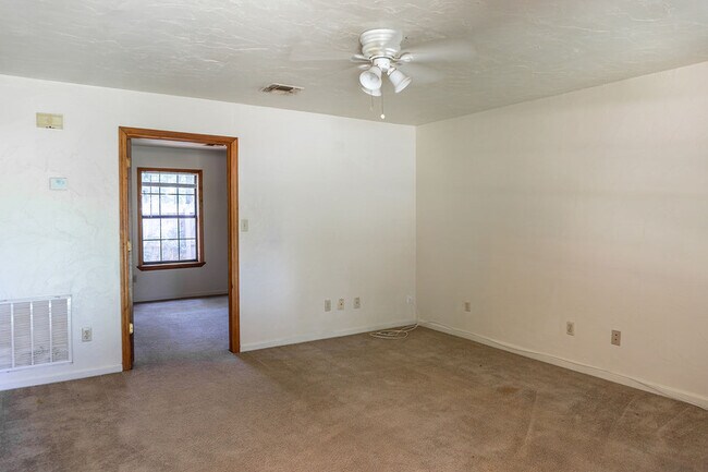 Building Photo - 5806 Bombadil Ct
