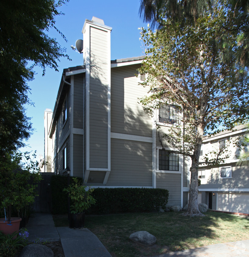 Building Photo - 2650 Huntington Dr