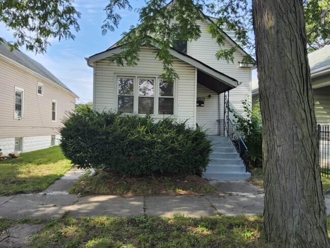 Building Photo - Welcome Home to this recently refreshed 5 ...