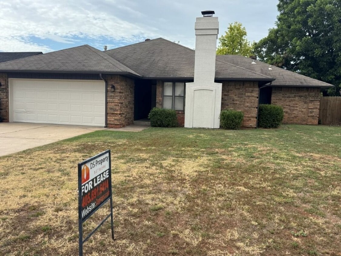 Foto principal - New flooring and tile, great location, lar...