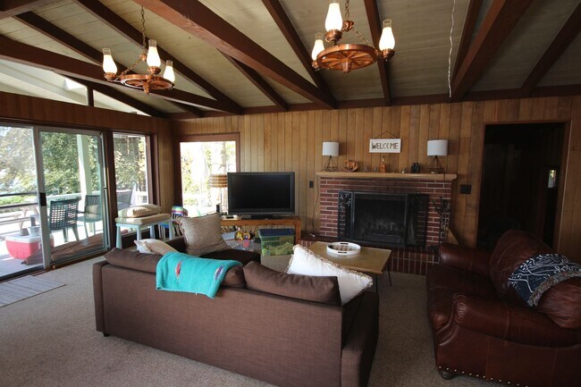 Foto del edificio - Fully Furnished Waterfront Cabin In Gig Ha...