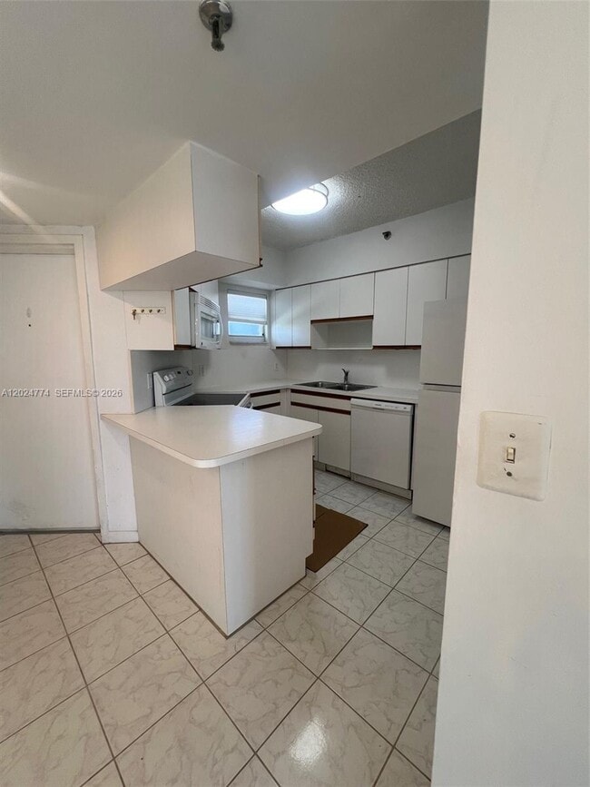 Building Photo - 9156 Collins Ave
