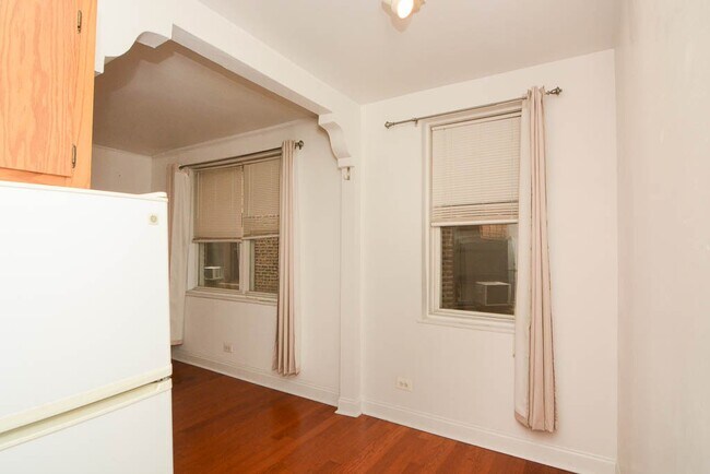 Building Photo - 4060 N Kenmore Ave