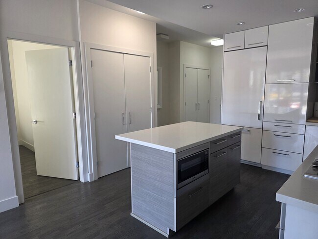 Photo du bâtiment - 213-1628 W 4th Ave